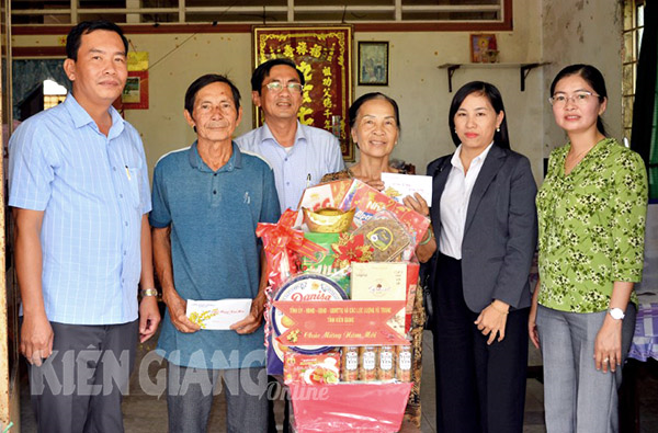 >Thăm và tặng quà gia đình chính sách huyện U Minh Thượng